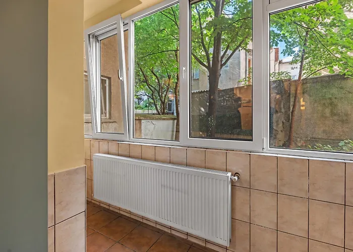 Golden Crown Apartment *